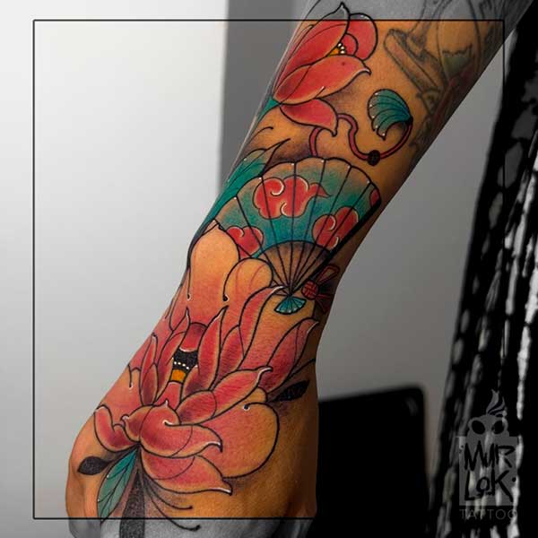 Zonas del cuerpo más dolorosas para tatuajes, tatuaje de flor en la mano